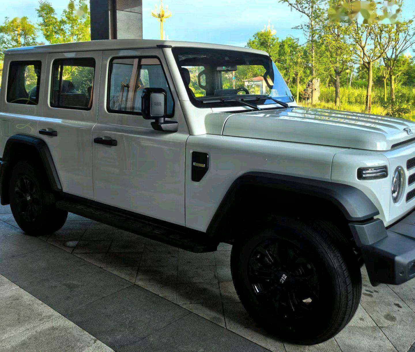 白色实车首次曝光!新一代212越野车诠释别样魅力