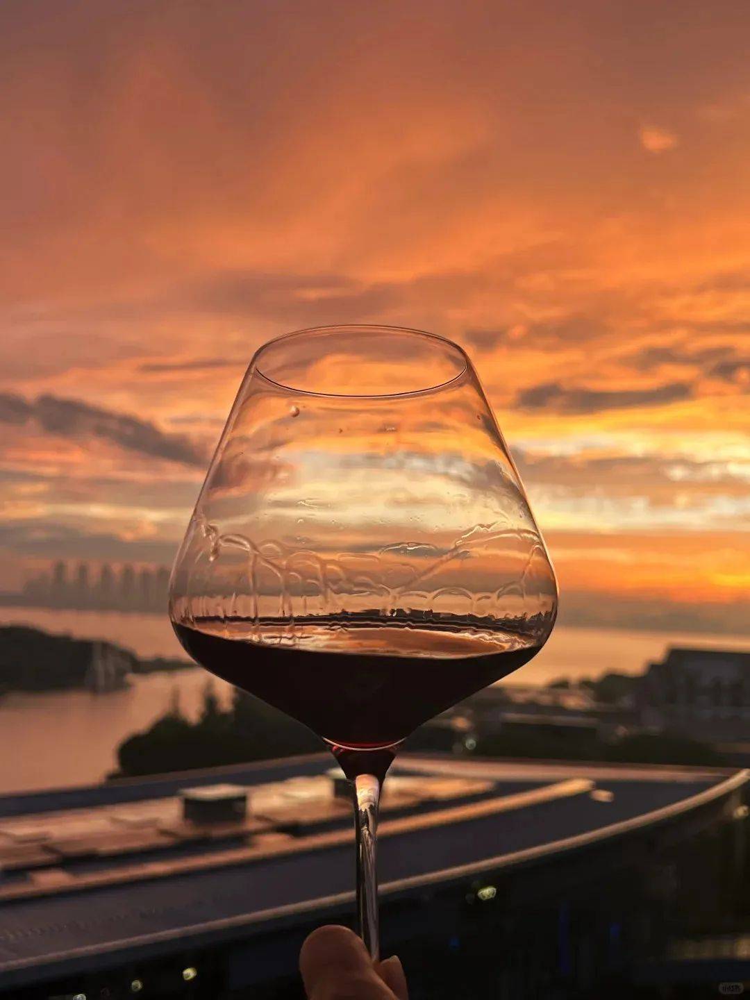 洱海边的日落海景红酒晚餐享受洱海无遮挡的治愈海景吹着洱海温柔晚风