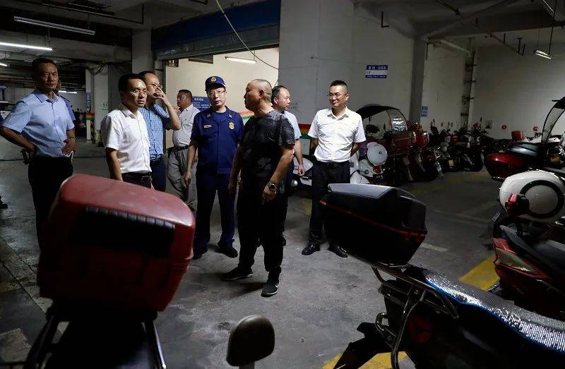 黔江区政府副区长周晓东带队检查高层建筑消防安全工作