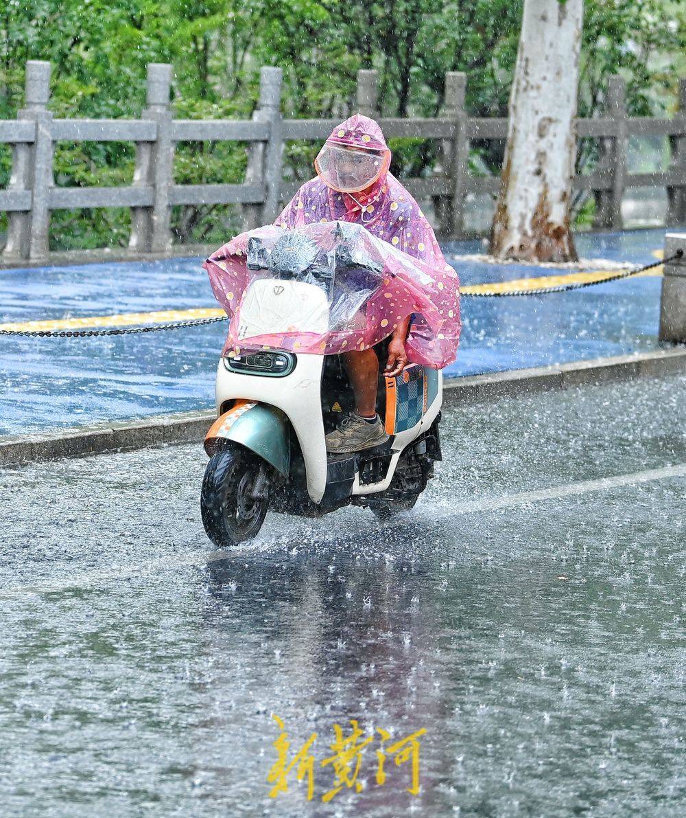 初秋迎急雨 市民雨中行