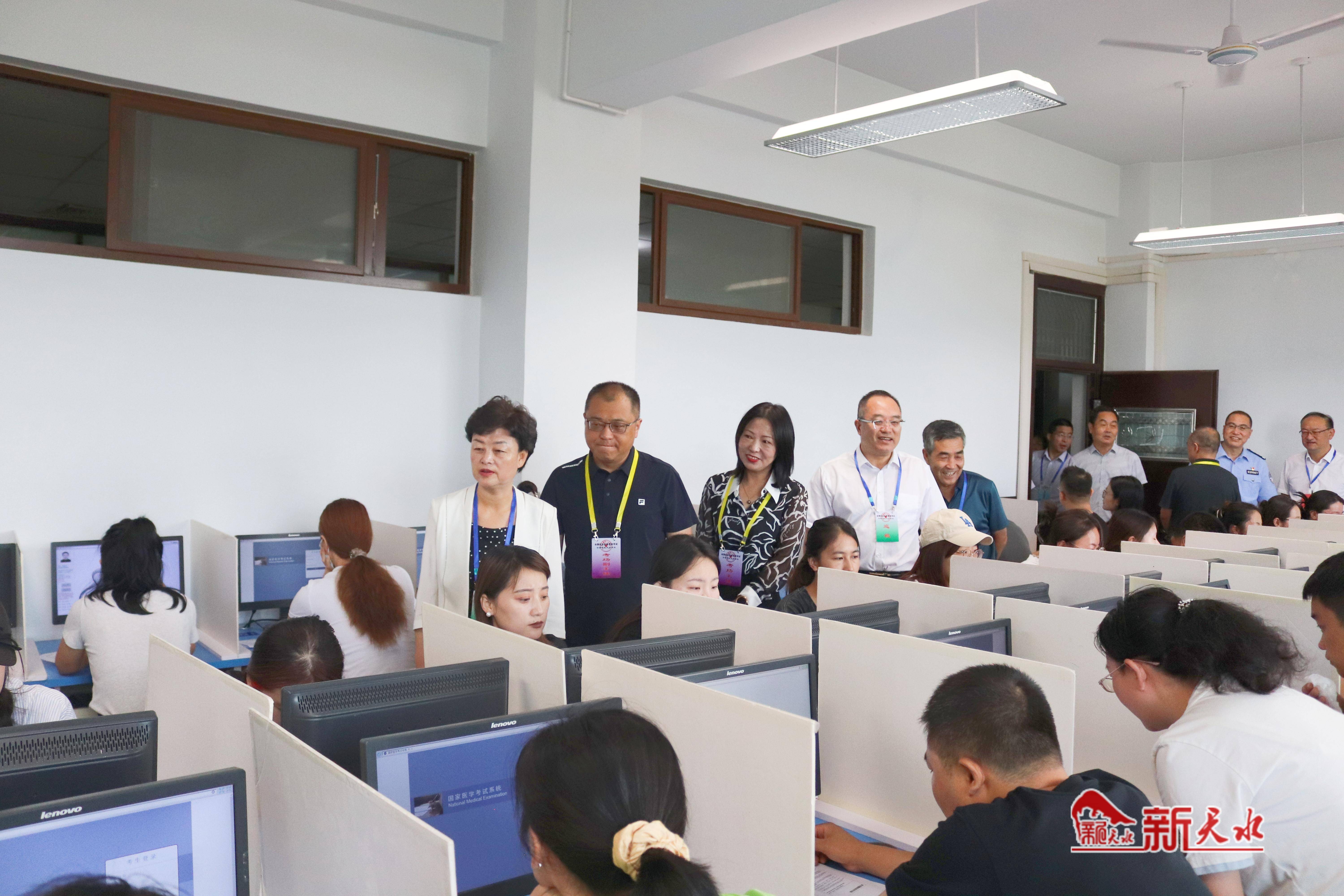 汪小娟巡视全国执业医师资格考试天水考点