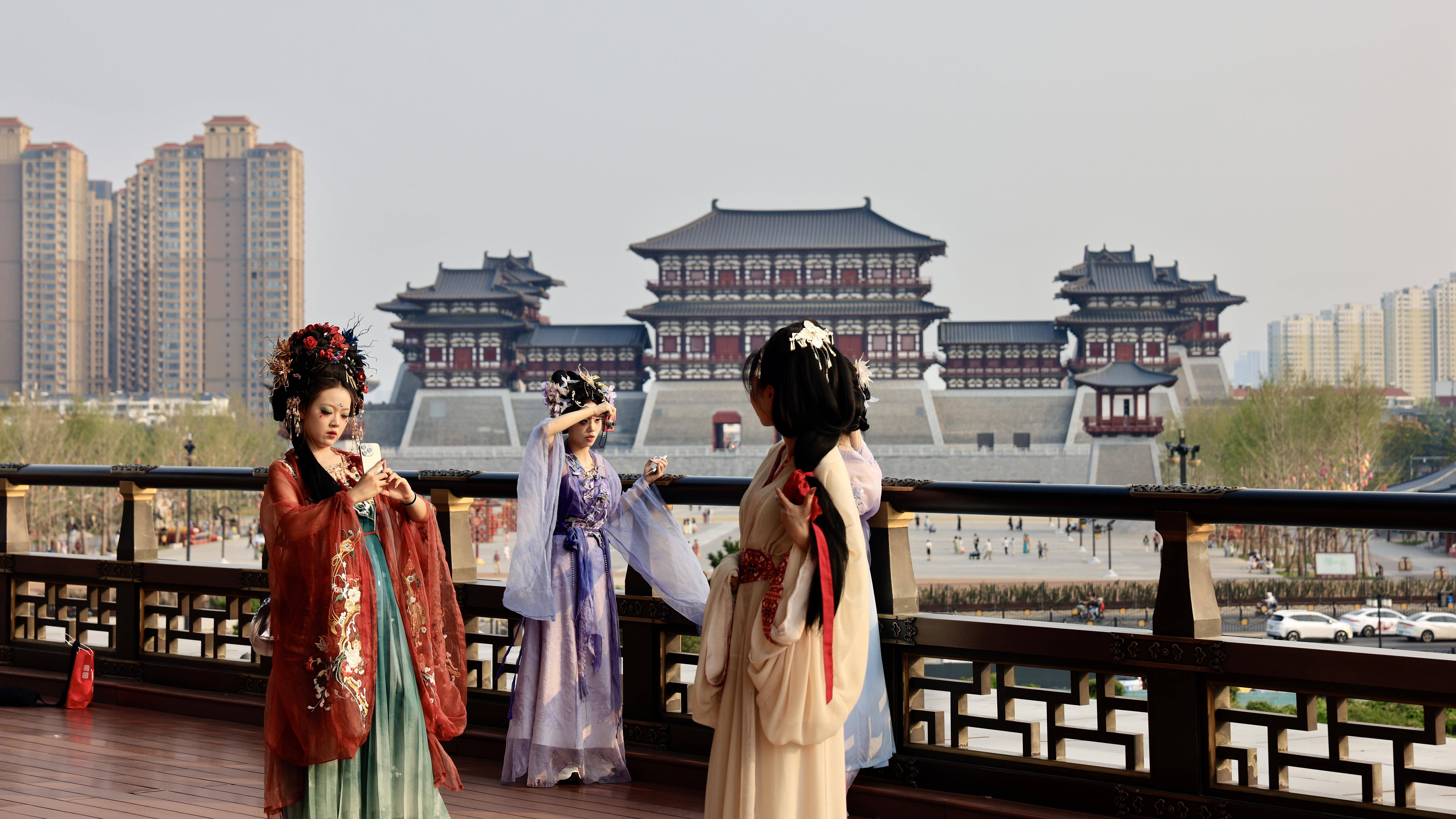 行走河南丨探访隋唐洛阳城 随手一拍就是神都"时装周"_遗址_天门_汉服