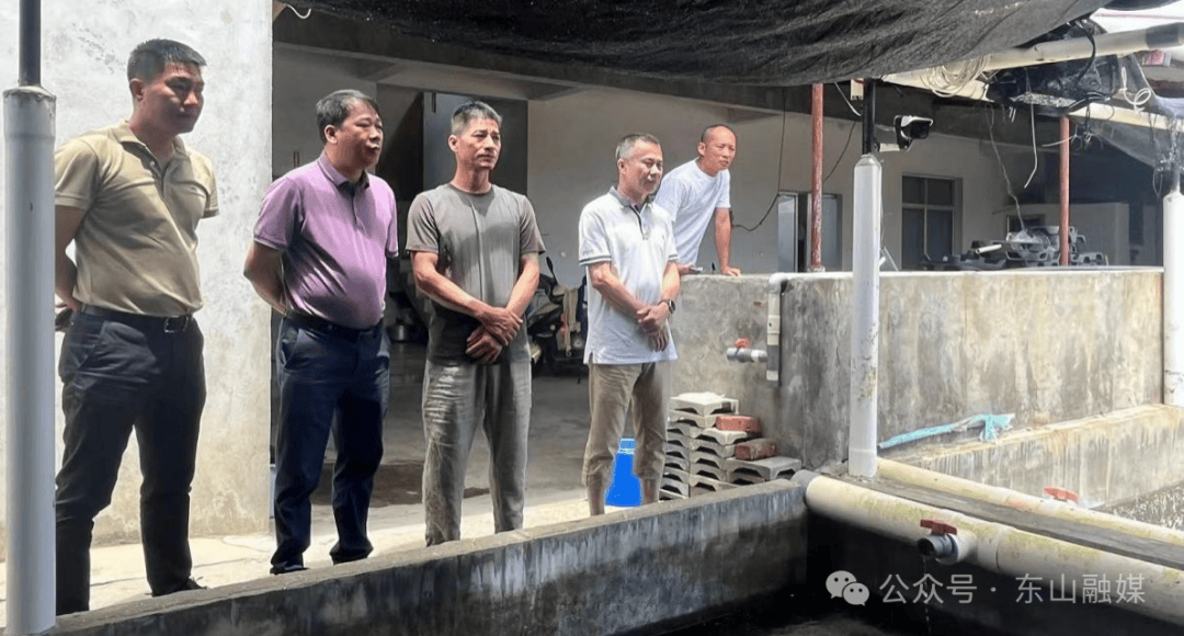 会后,副县长朱义兴带队实地查看违建养殖场拆除现场,并指导整治工作.