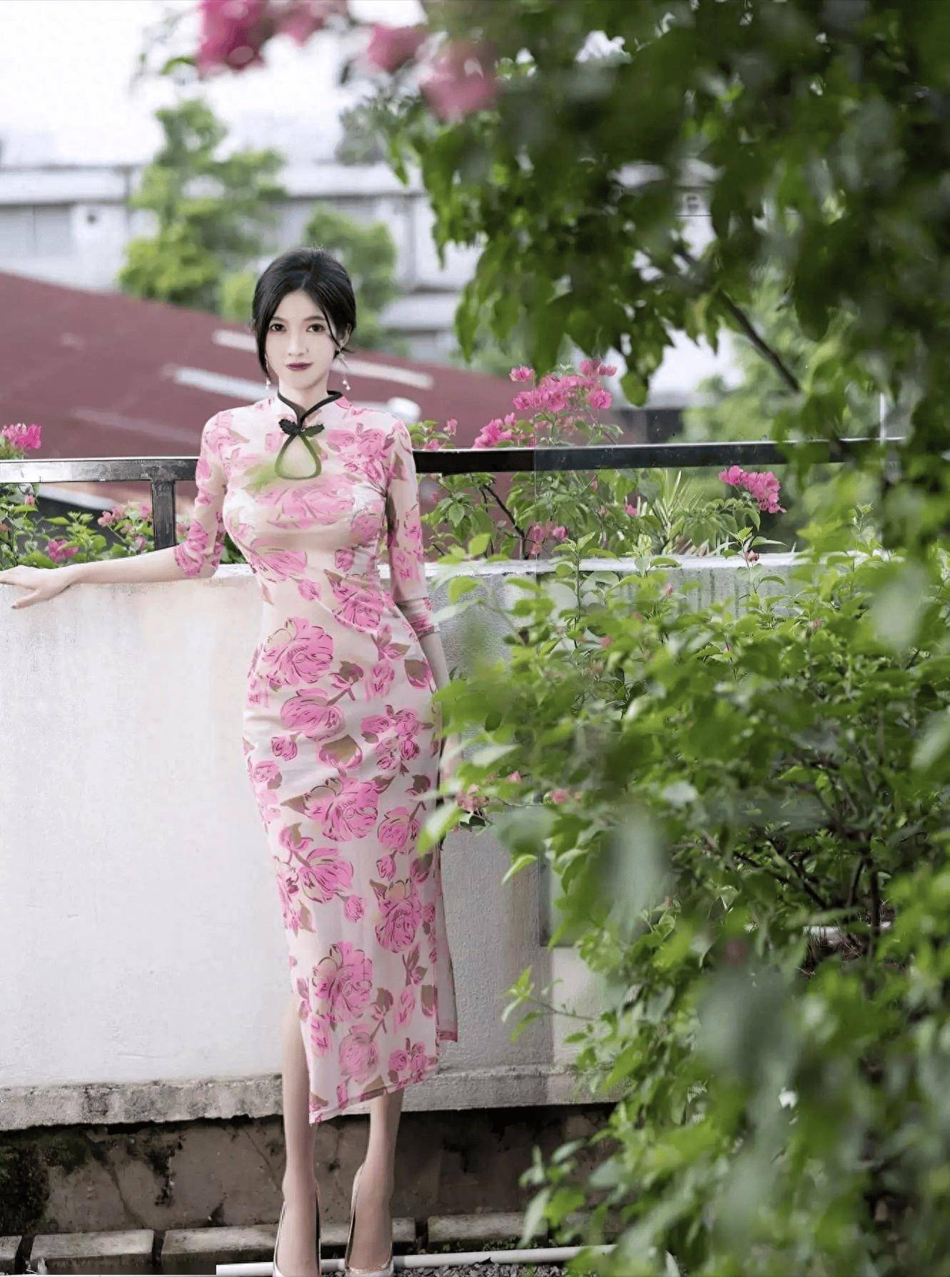 改良版旗袍遇上蕾丝丝袜诱惑,米色尖头鞋绘就绝美风景线