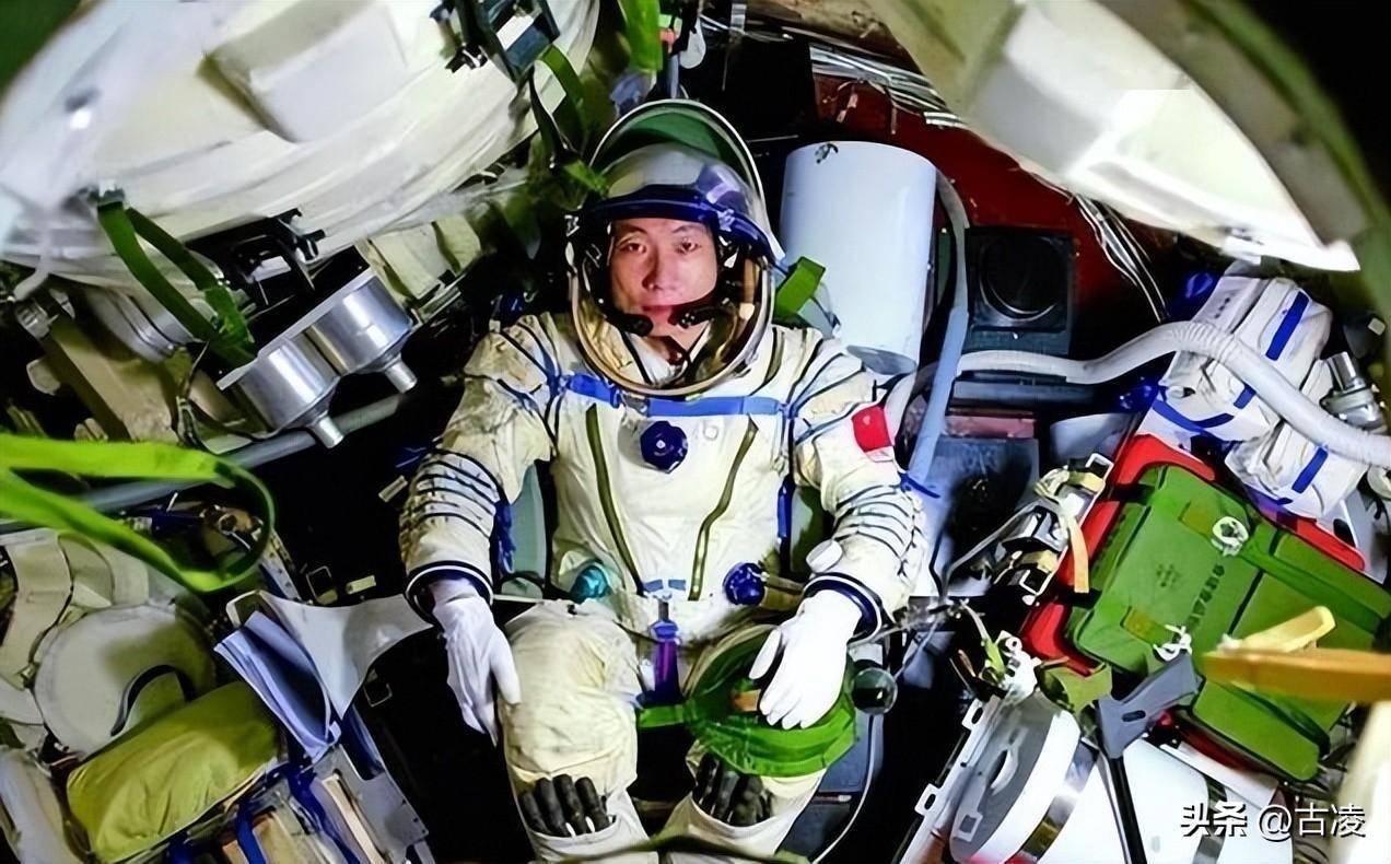 我国共13人上过太空,为何仅这2人被授予"航天英雄"?