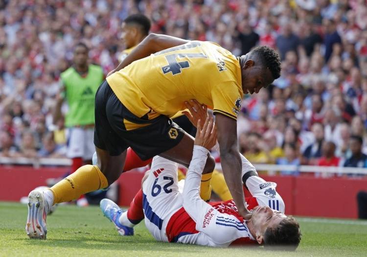 你见过这场面吗?现场高清图:哈弗茨遭莫斯奎拉摁地锁喉