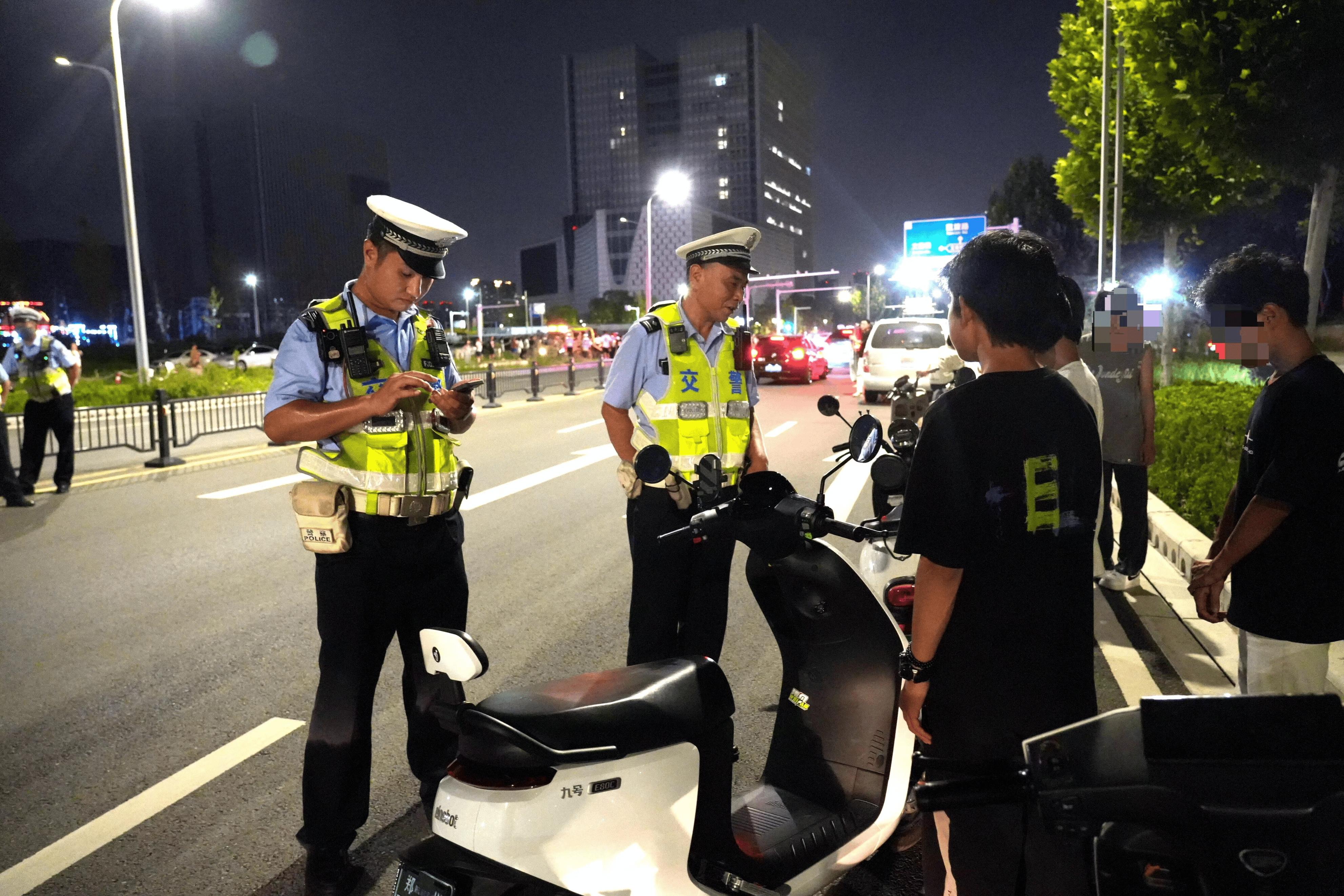 交警夜间查车图片真实图片