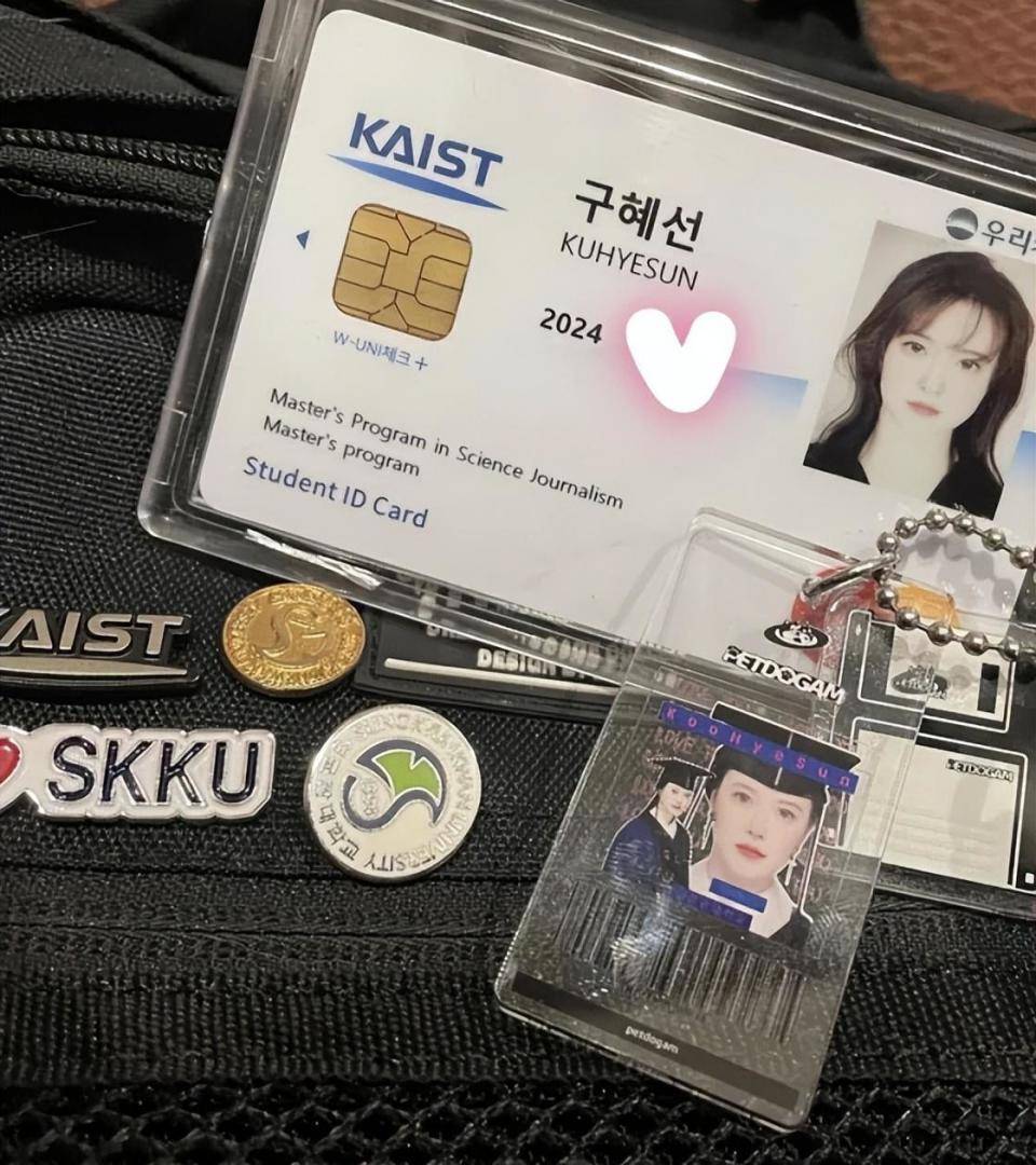 另一张照片中,她通过认证学生证和自己装饰的毕业帽照片钥匙圈引起