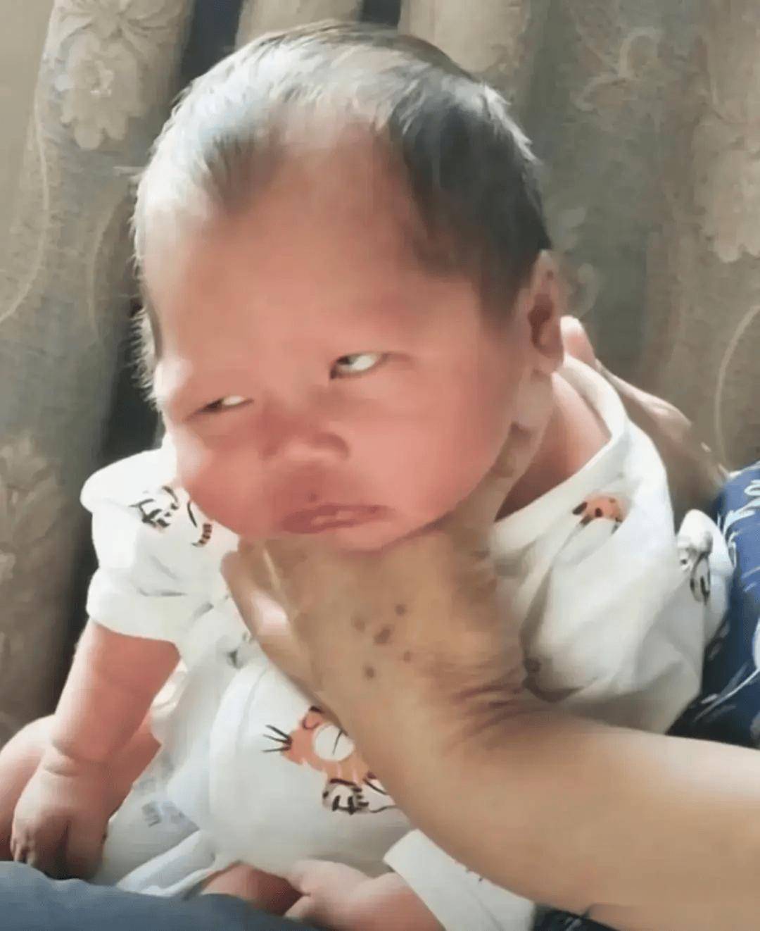 娃最近频繁伸舌头,做检查并没有问题,大夫此时一句话点醒宝妈!