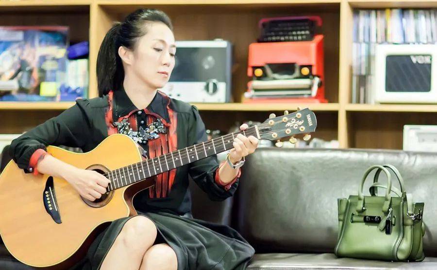 当时赵传刚进滚石,当沈光远听了黄韵玲弹的一小段曲子后,狂奔到赵传