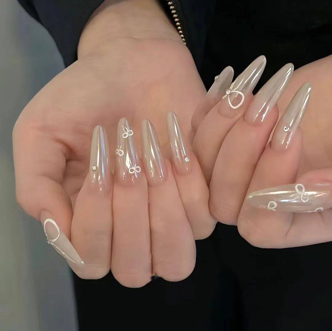 指尖潮流预警:蝴蝶结美甲,甜酷风格一网打尽