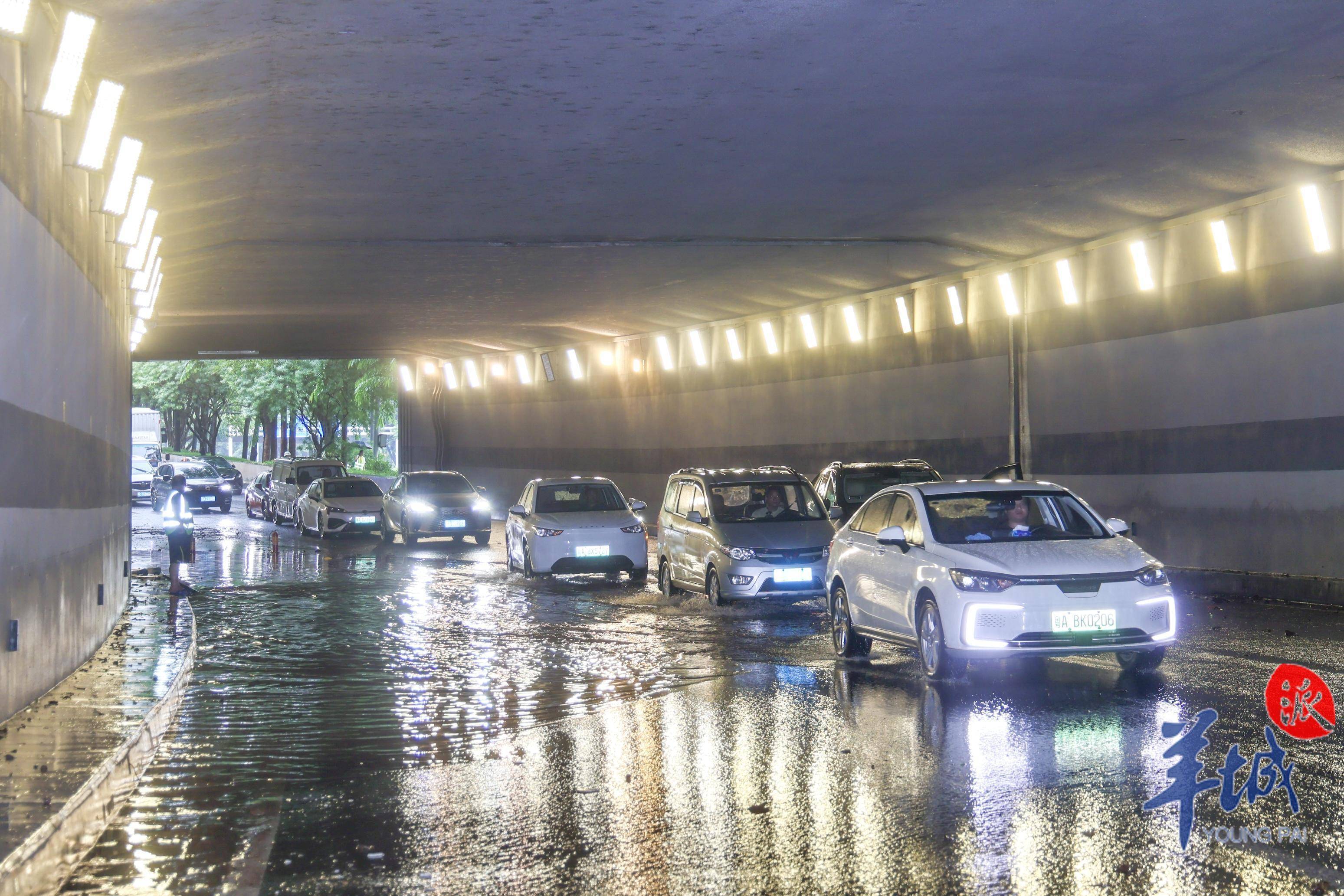 图集|大暴雨引发隧道积水严重,交警与相关部门紧急清理现场并恢复通行