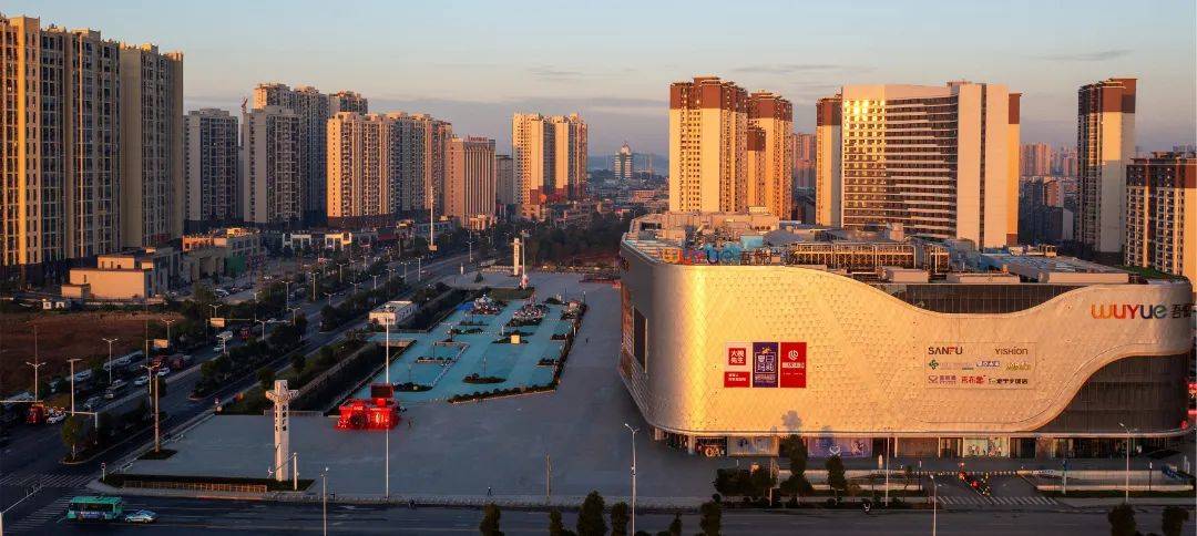 兆基·沩水玥周边的配套设施也非常的完备,大型商业体吾悦广场仅相隔