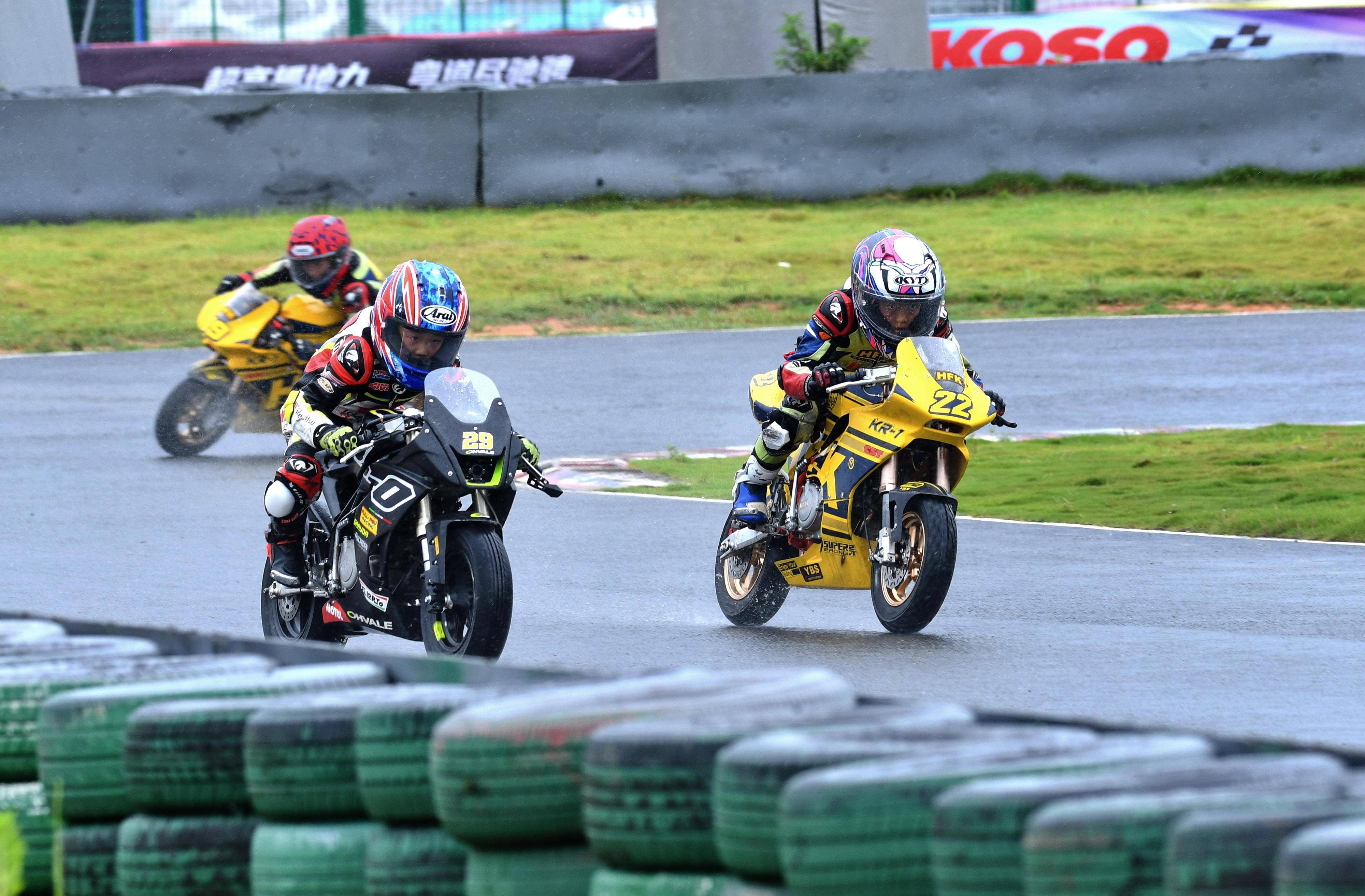 第二节比赛,发车前因为赛车突然熄火,寇文瑞被迫从维修区出口发车;黄