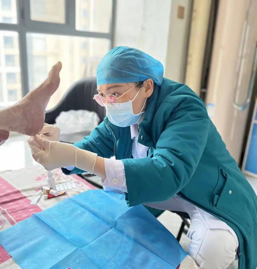 "政策下,两名伤口造口专科护士通过"豫健护理到家平台派单"到患者家中