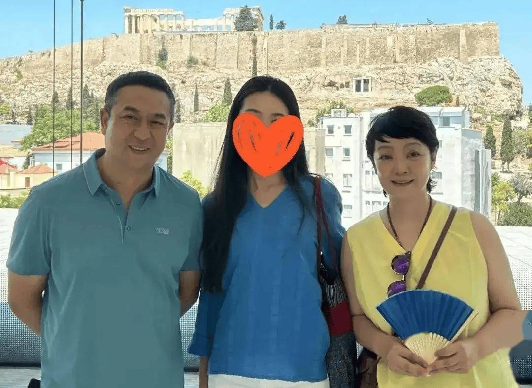 张嘉译回老家代言猕猴桃,弯腰驼背将军肚,人字拖大裤头成显眼包