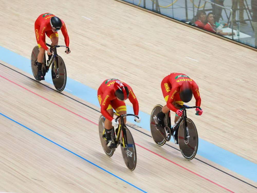洛阳场地自行车世青赛首日:中国女队破纪录拿冠军