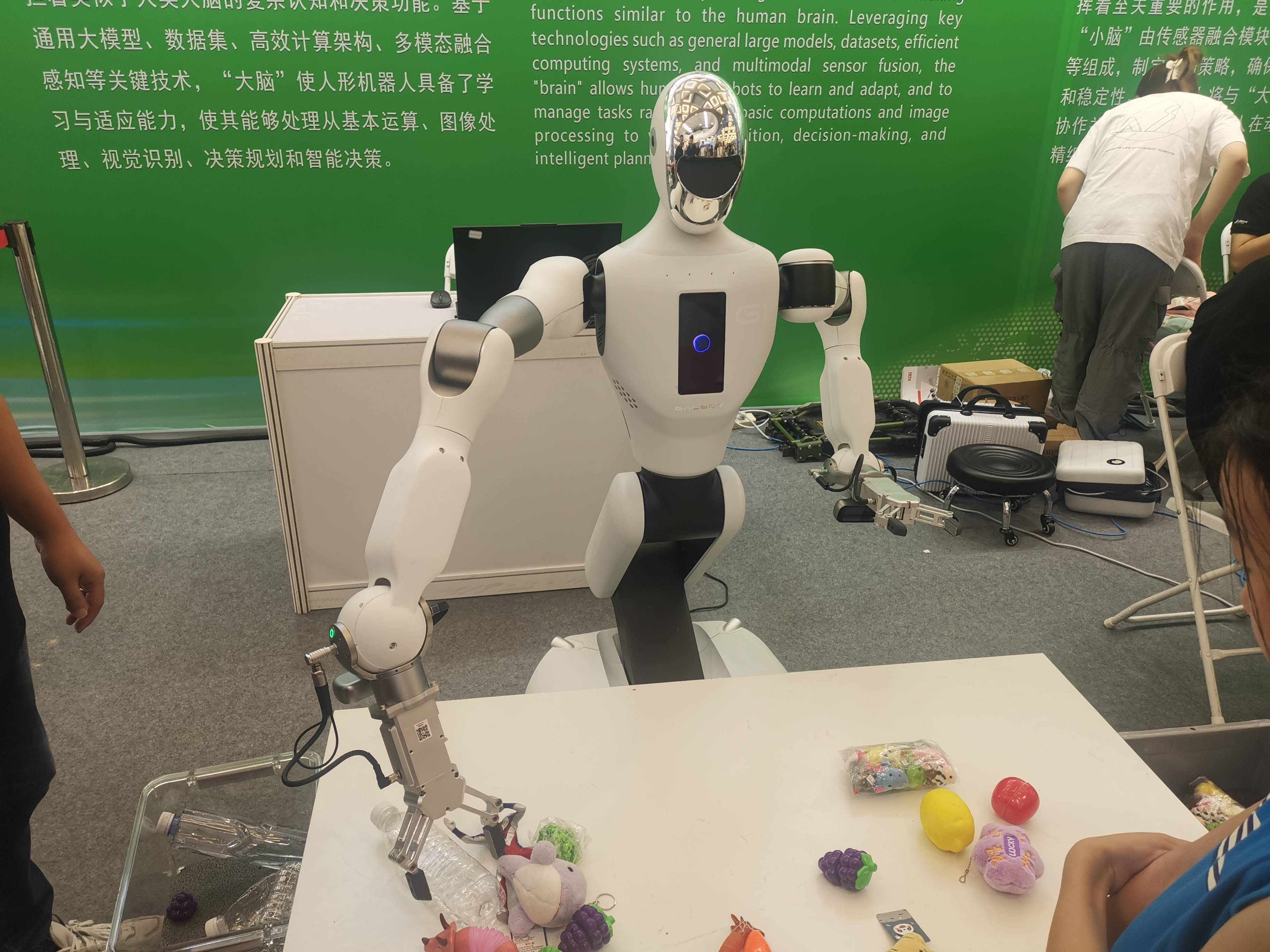 27款人形机器人组团亮相,它们可以做这些事