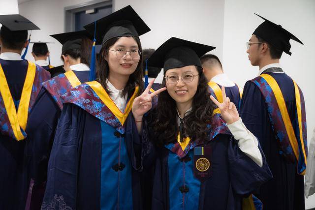 学士服和硕士服的区别?_学位_学术_差异