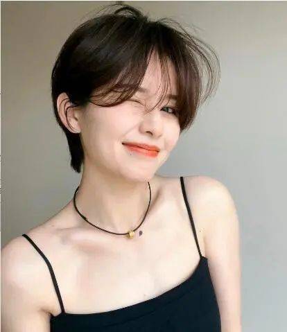 女人的帅气，只需要一款短发即可，气质翻倍