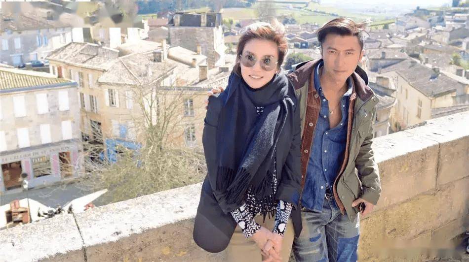 王菲谢霆锋现身机场,55岁王菲靠在男友肩头撒娇,两人穿得像母子