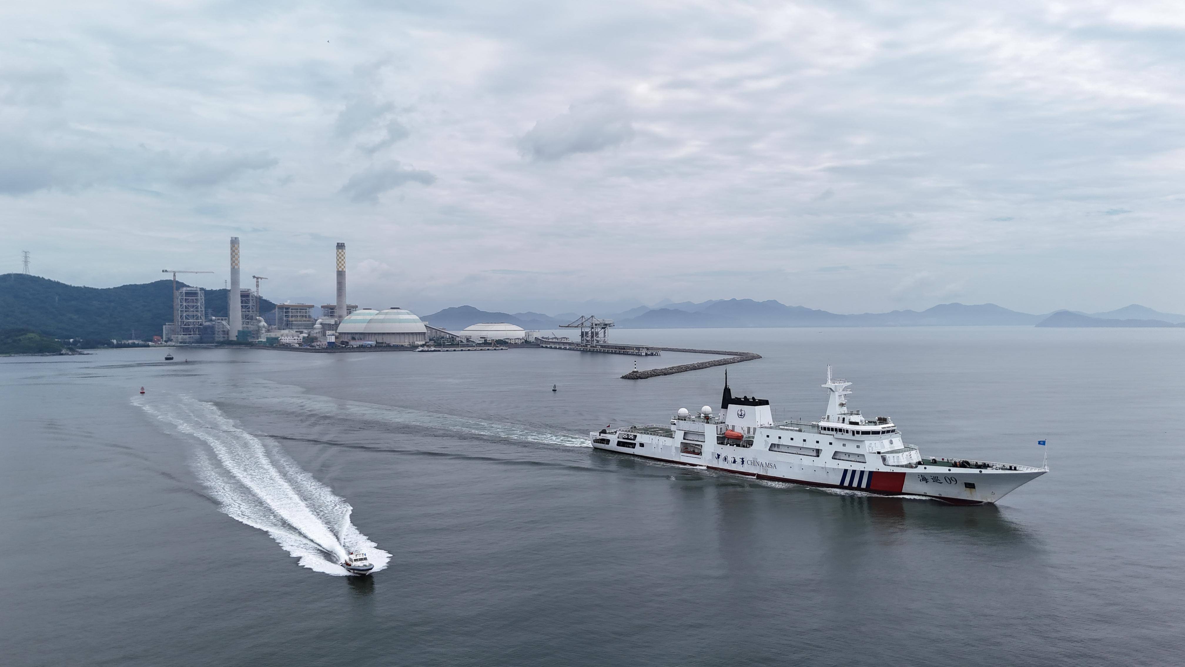 国内最大执法公务船"海巡09"轮联合汕尾海事局开展海上巡航