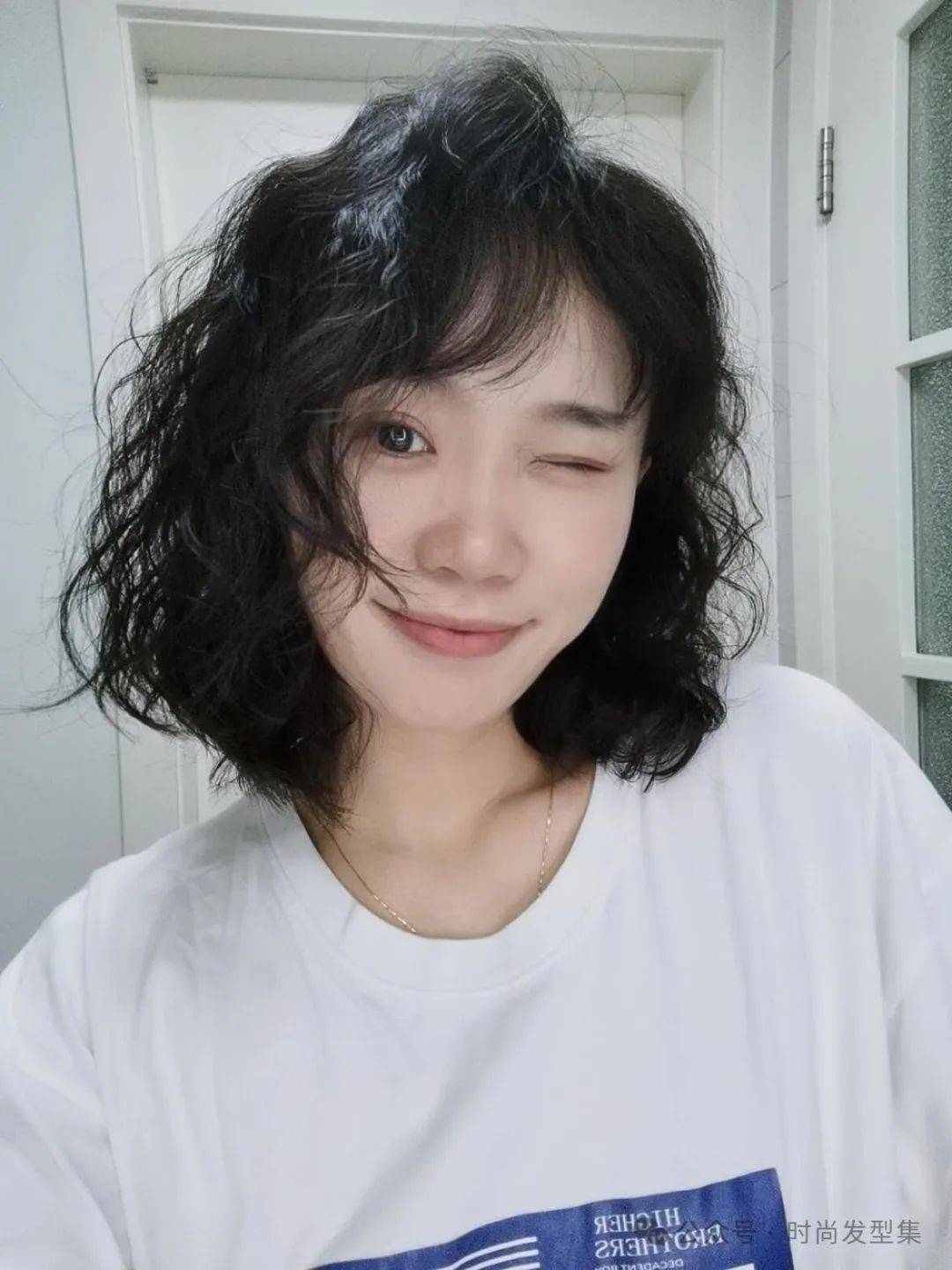 复古大波浪适合瓜子脸或者长脸的女生能够有效地平衡脸部的比例让