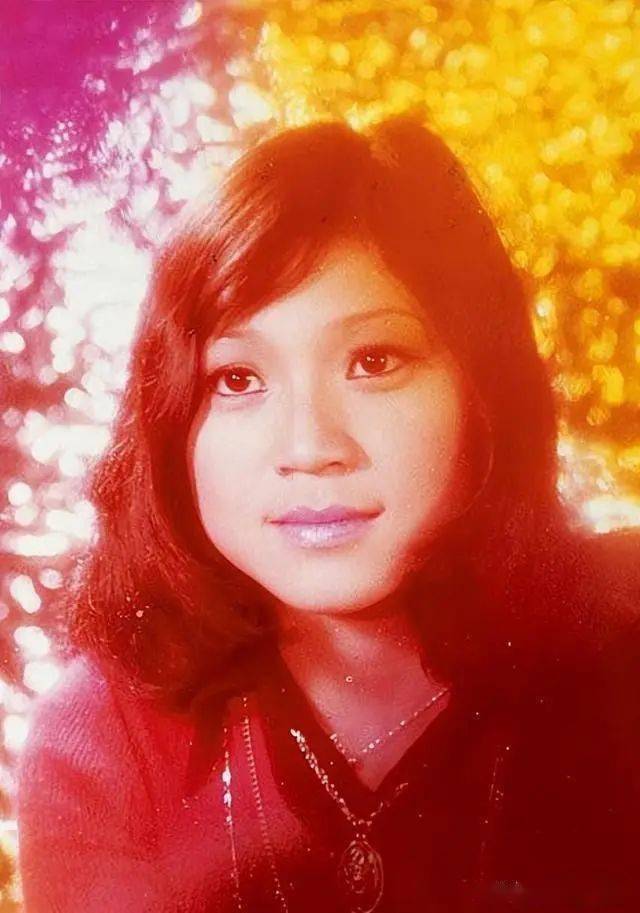 演回女招待,伙计这一类闲角,年轻气盛的吴浣仪心有不满,加之当时正在