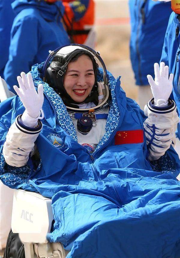 王亚平首次上天回来后,为丈夫生了一个女儿,国家给予四项优待