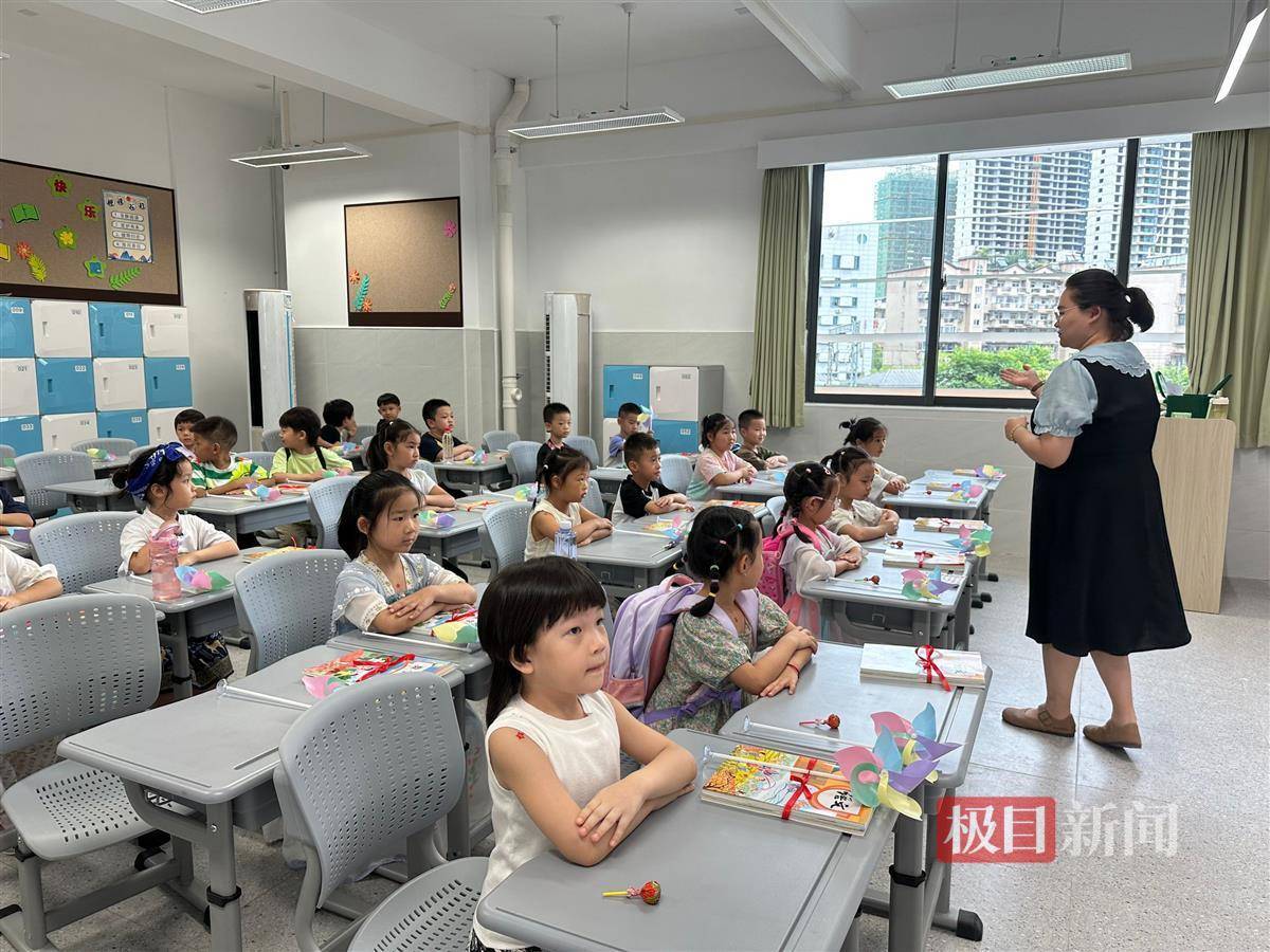 "同学们要注意站姿,坐姿,这是小学生的礼仪之一.