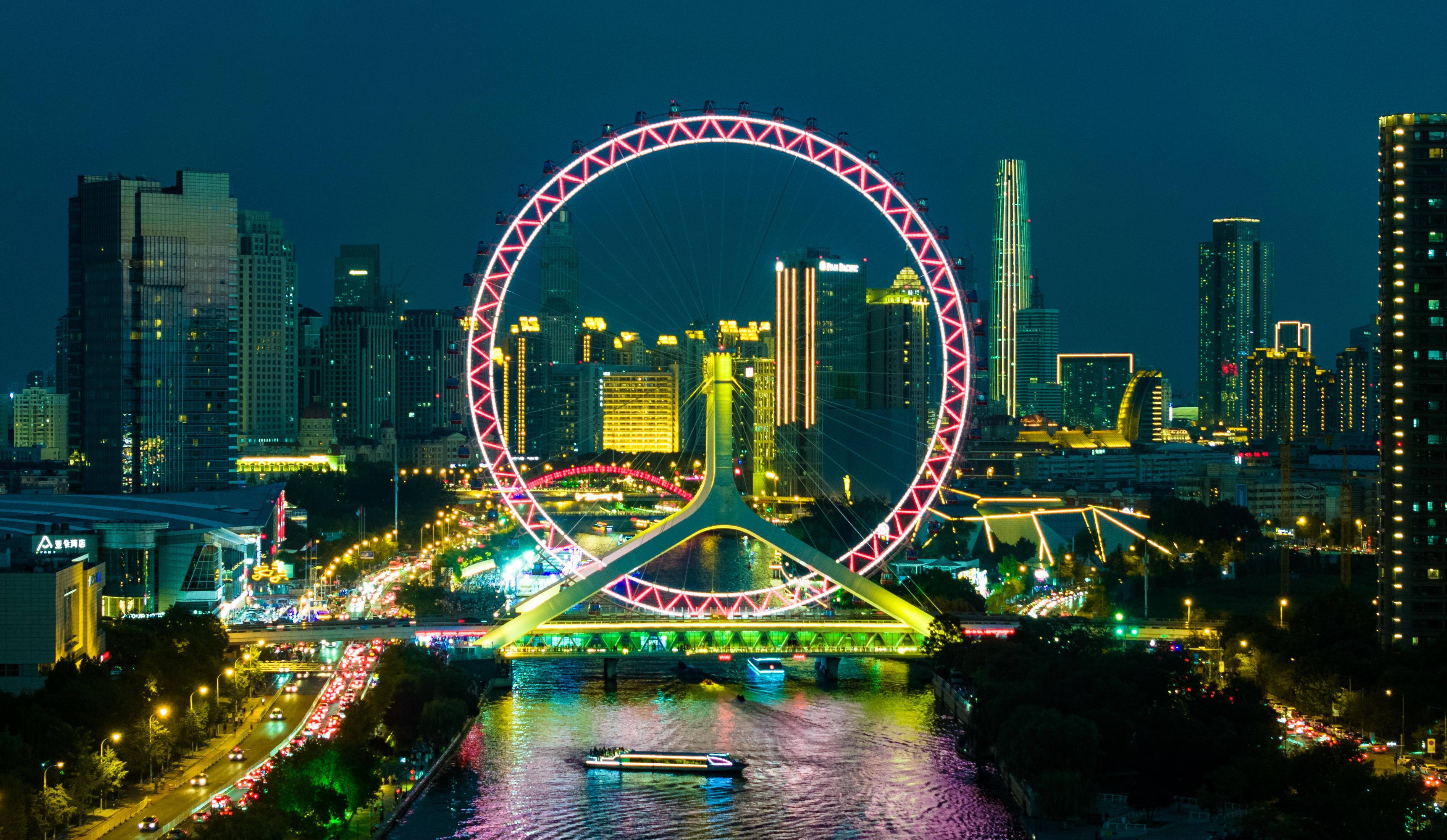 这是8月22日拍摄的"天津之眼"摩天轮及海河夜景(无人机照片).