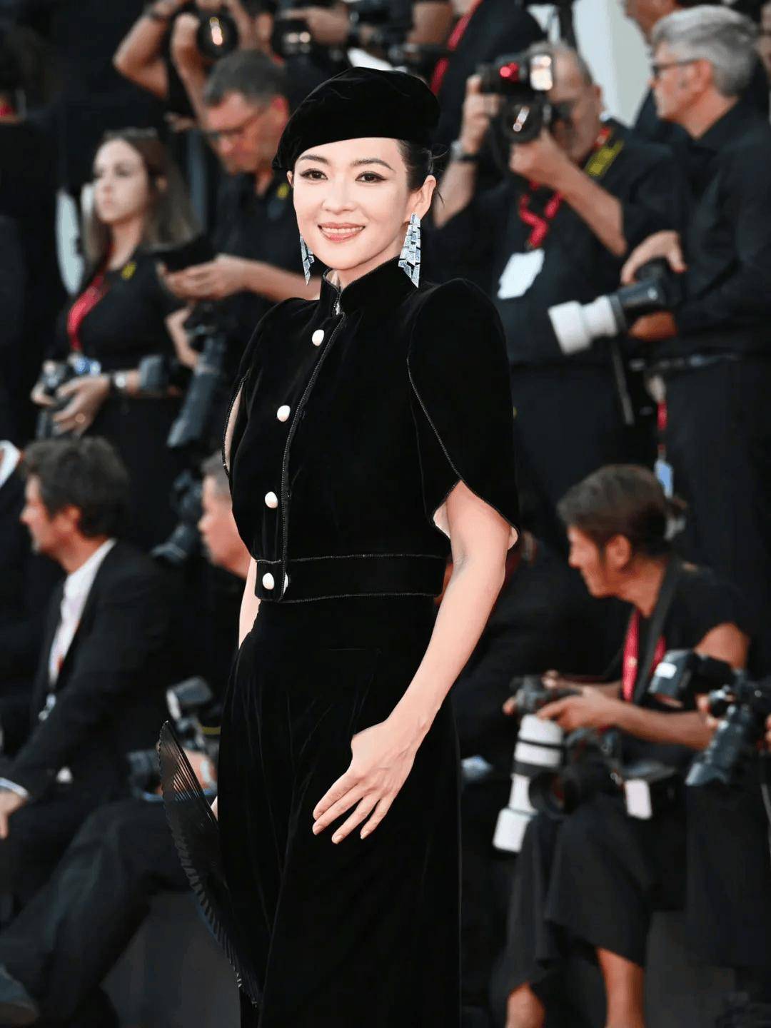 异形女王西格妮·韦弗领取威尼斯终身成就金狮奖 ​​