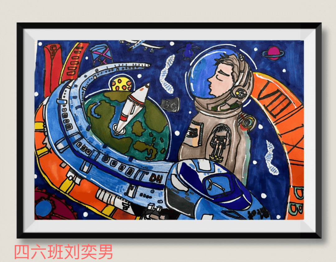 小学生们巧手制作科技小报,色彩斑斓间,藏着奇妙的创意,藏着探索未知