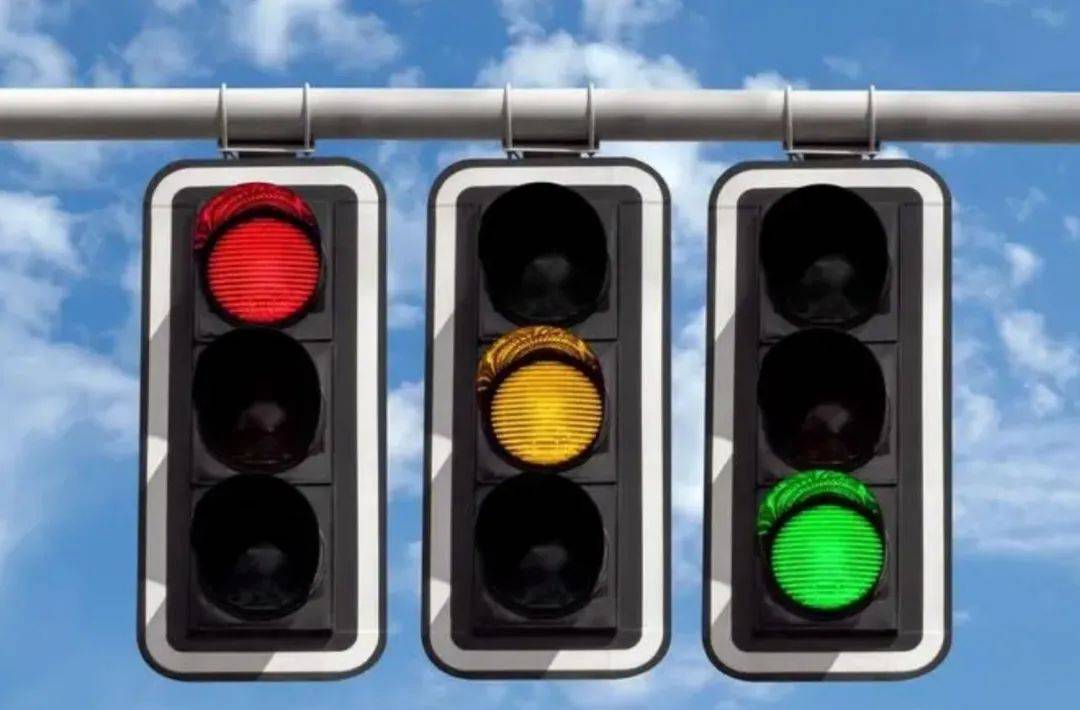 分析,多措并举,按照"一校一策"的原则对学校周边路口时段,绿灯时长