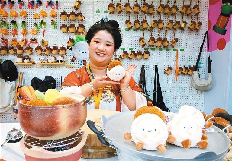 “绒馍馍”火爆出圈 这样的“肉夹馍”究竟香在哪里?_顾客_汉服_西安