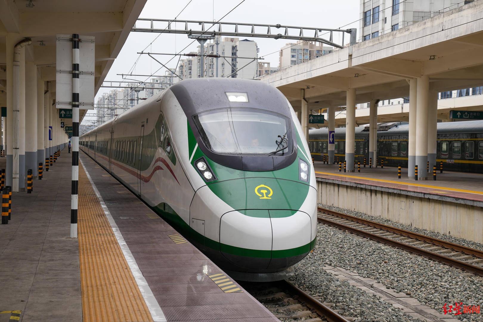 "高原版"复兴号动车组首次上线川青载客运行