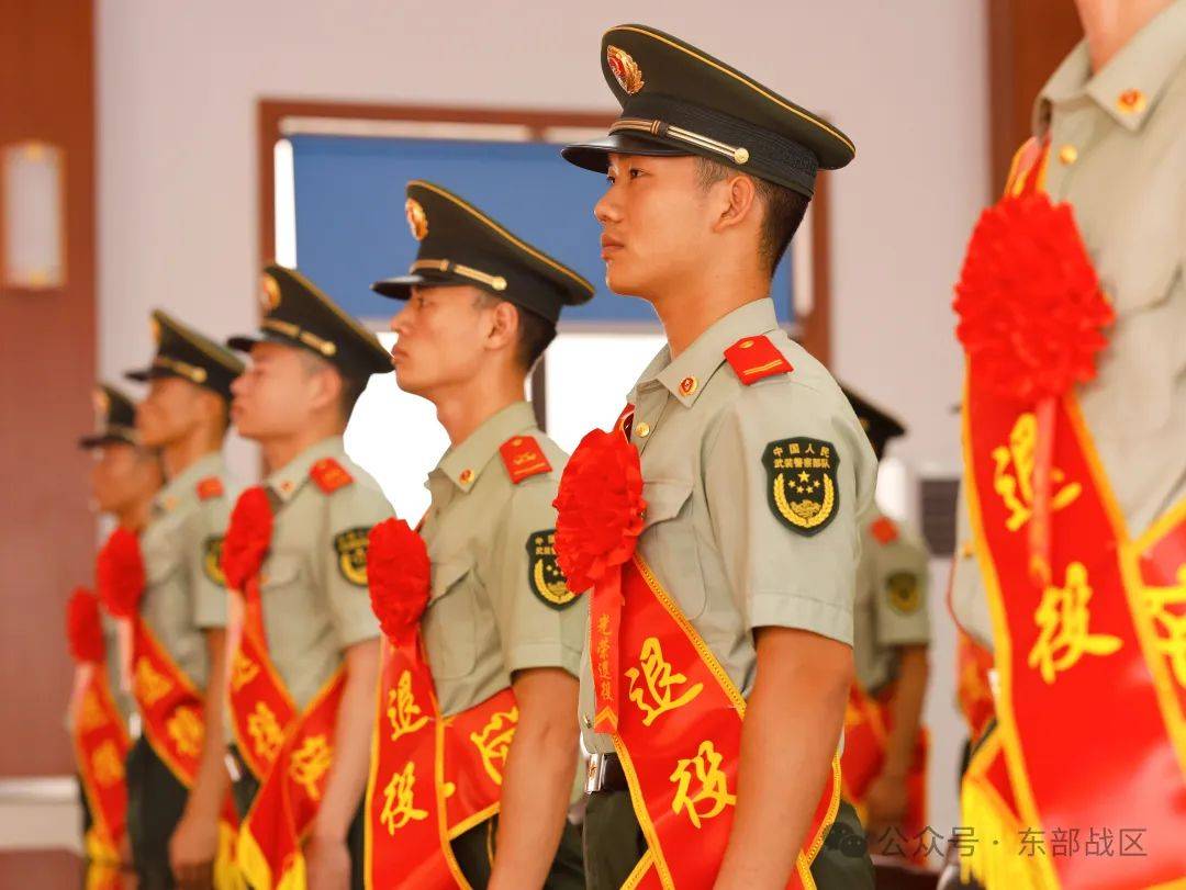 今天,夏秋季退伍老兵向军旗告别!