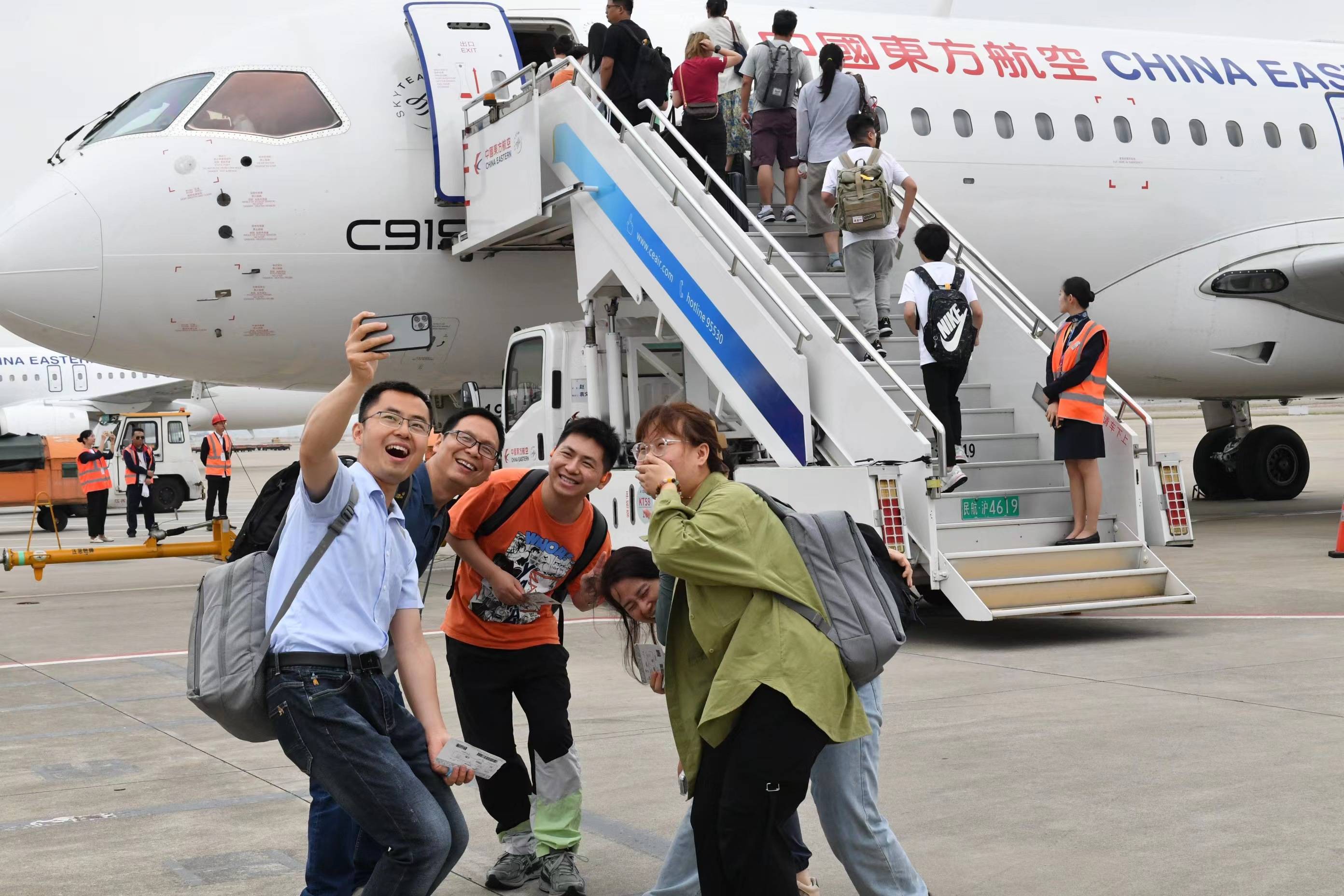 国产大飞机c919承运旅客突破50万人次