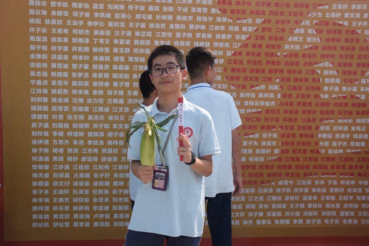 走过志诚大道，打卡至诚墙，学生们求“签”兑换蔬菜，收获满满祝福_城关_名字_张馨怡