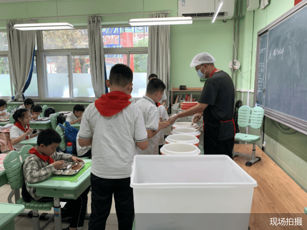 北京校外供餐中小学实现"桶餐到班"全覆盖_食堂_午餐_丰台区