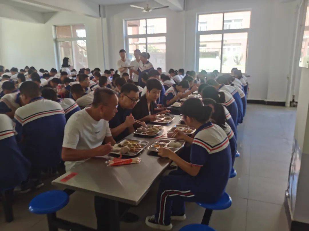 在大连市第六十九中学,王正义书记一行细致查看了食堂环境,教室等场所