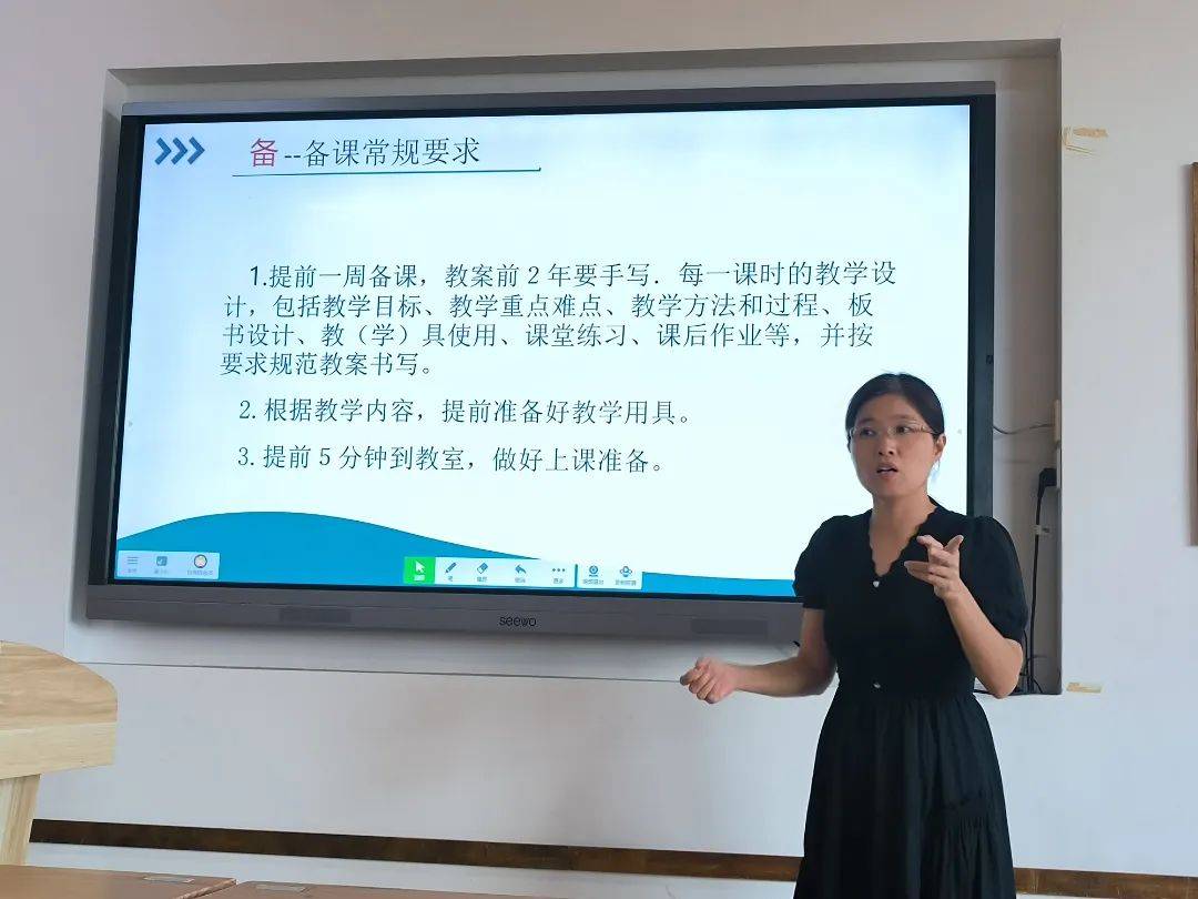 陈佳侣老师结合自身经历讲述了德育的重要性.