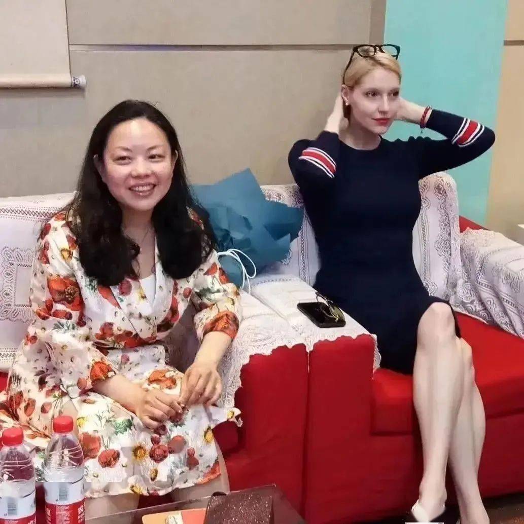 撒贝宁逛街跟路人合影,白发分明断崖式衰老,老婆身材薄如纸目测没90斤