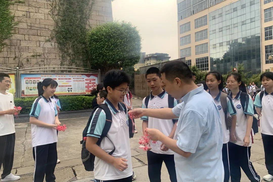 福州第二十中学在雄浑澎湃的阵阵鼓声中,学校大门缓缓打开——新