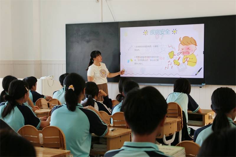 她原先就读于藤桥中学,藤桥中学并入三亚市海棠区人才基地学校后他们