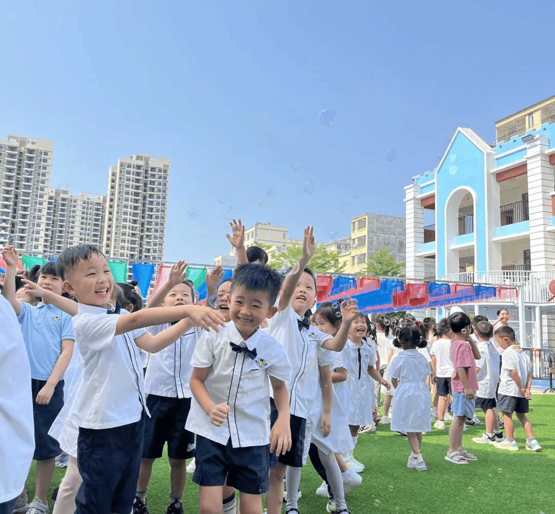 在新兴一中,县惠能中学,县实验中学的开学典礼上,学校寄语广大师生以