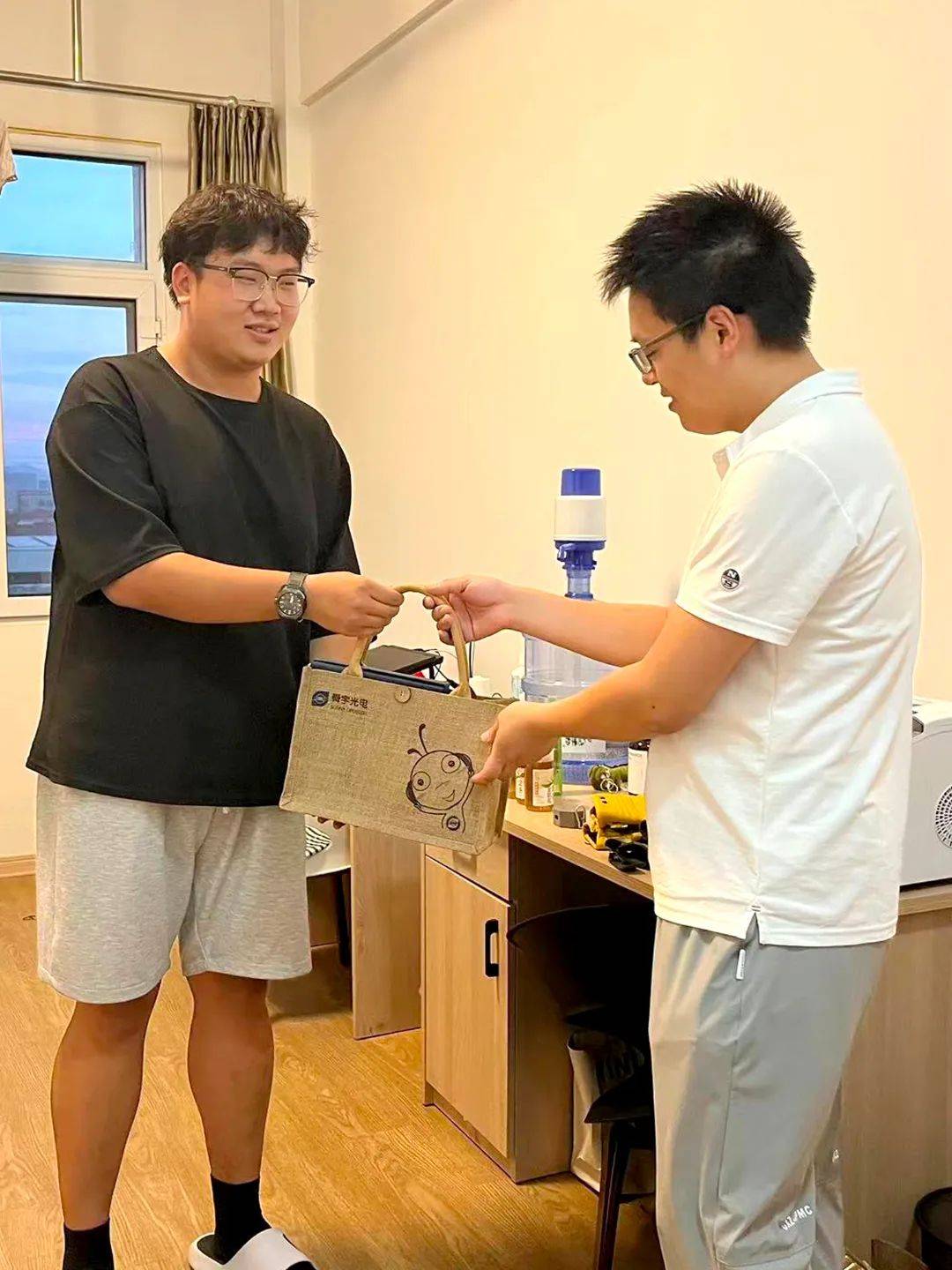 关怀入寝,以心暖新
