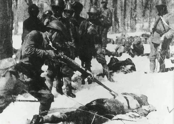 日本人伪造证据,用数块枕木及军帽枪