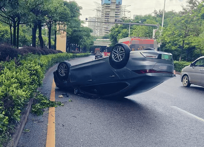 司机一个动作保住了他的命!_安全带_车辆_雨天