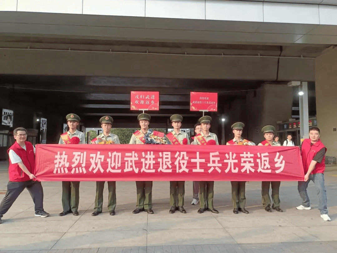 人员早早布置好了印有"欢迎退役军人光荣返乡"标语的展牌,拉好横幅